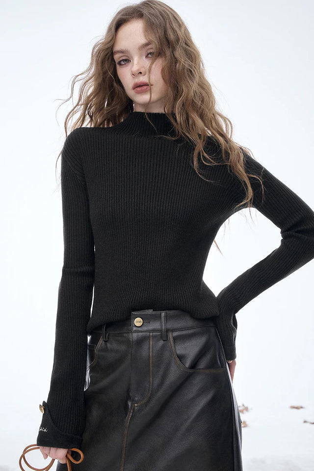 ELFSACK 2025 Winter New Arrivals Elegant Minimalist Classic Slim Fit Half High Neck Solid Gold Button Cuff Knit Sweater For Wome