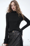 ELFSACK 2025 Winter New Arrivals Elegant Minimalist Classic Slim Fit Half High Neck Solid Gold Button Cuff Knit Sweater For Wome