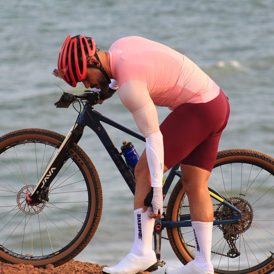 DAREVIE Man Cycling Maillot SPF 50+ Training Level Cycling Jersey Man Quick Dry Anti-Slip Light Soft Men's Cycling Clothing