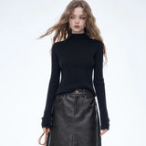 ELFSACK 2025 Winter New Arrivals Elegant Minimalist Classic Slim Fit Half High Neck Solid Gold Button Cuff Knit Sweater For Wome