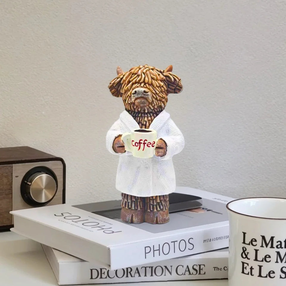 1 Piece of Creative Highland Cow Drinking Coffee Statue Decoration, Scottish Cow Drinking Coffee Ornament, Suitable for Living Room, Office, Bathroom Decoration, Holiday Gift, Best Gift for Best Friend