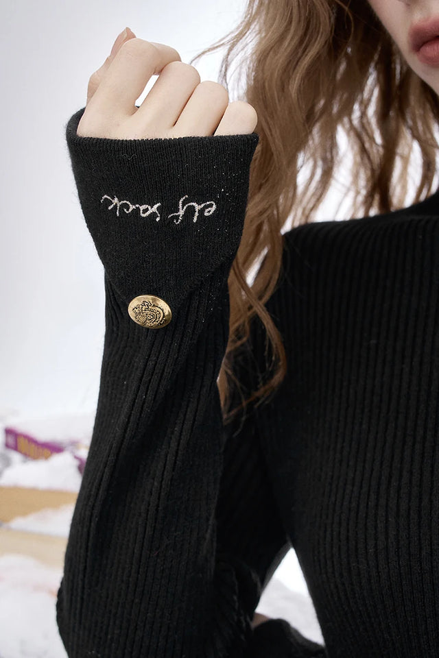 ELFSACK 2025 Winter New Arrivals Elegant Minimalist Classic Slim Fit Half High Neck Solid Gold Button Cuff Knit Sweater For Wome