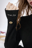 ELFSACK 2025 Winter New Arrivals Elegant Minimalist Classic Slim Fit Half High Neck Solid Gold Button Cuff Knit Sweater For Wome