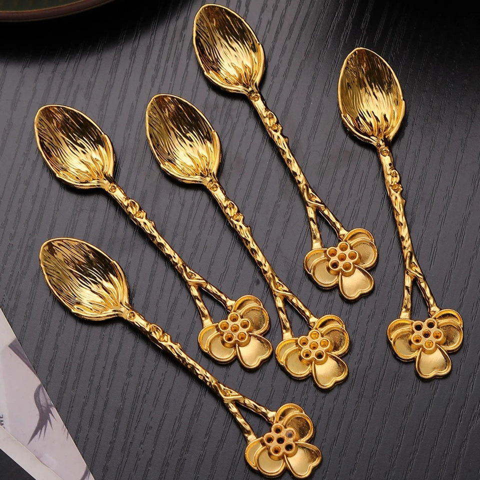 Creative Retro Hotel Family Dessert Coffee Spoon Ice Cream Tools Creative Royal Style Flatware Metal Spoon Kitchen Accessories