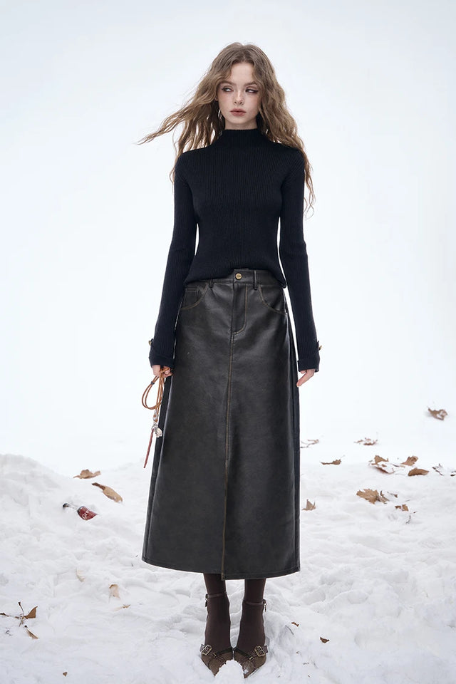 ELFSACK 2025 Winter New Arrivals Elegant Minimalist Classic Slim Fit Half High Neck Solid Gold Button Cuff Knit Sweater For Wome